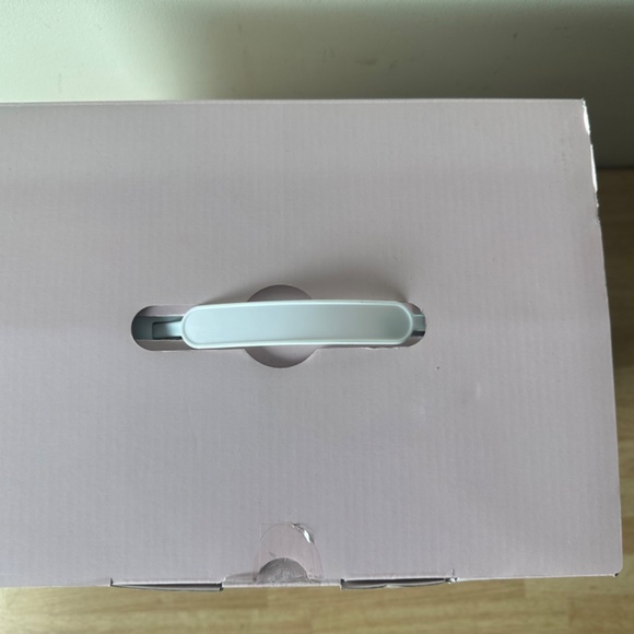 FINISHING TOUCH FLAWLESS BEAUTY MINI FRIDGE FOR SKINCARE & MAKEUP REFRIGERATOR - Picture 6 of 9